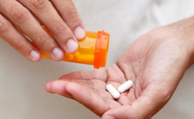 Vệ sinh da mặt và chườm đá là cách trị mụn sưng đỏ và vết thâm