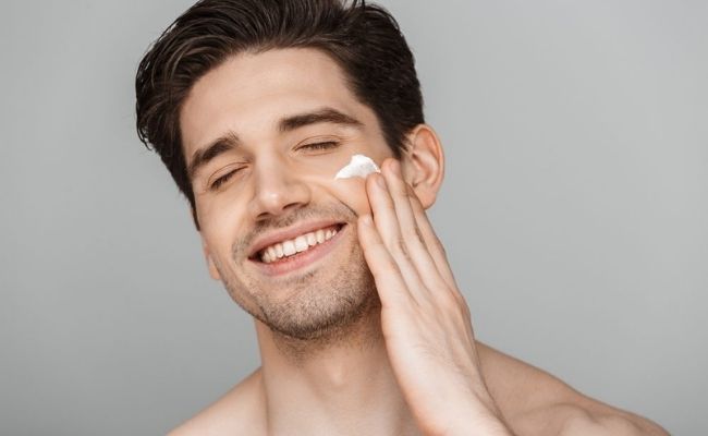 Vì sao nên sử dụng kem dưỡng da cho nam?