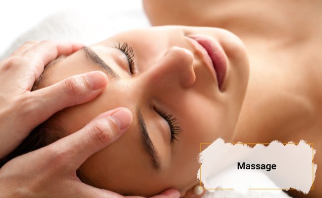Bạn có thể kết hợp massage mặt cùng với kem dưỡng hoặc dầu dưỡng để chăm sóc da lão hóa sớm