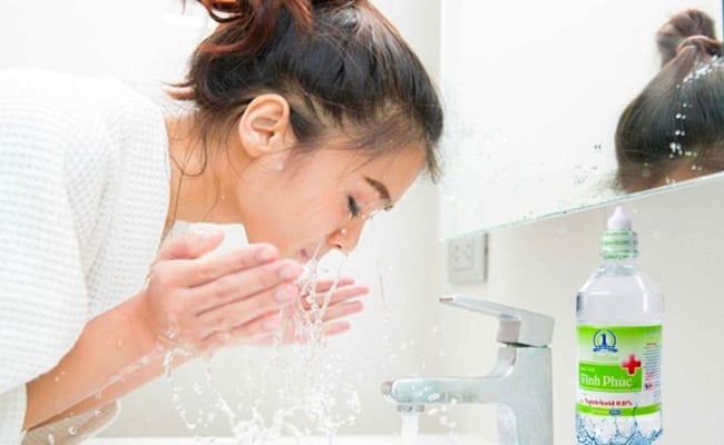 Mới nặn mụn xong nên bôi gì?