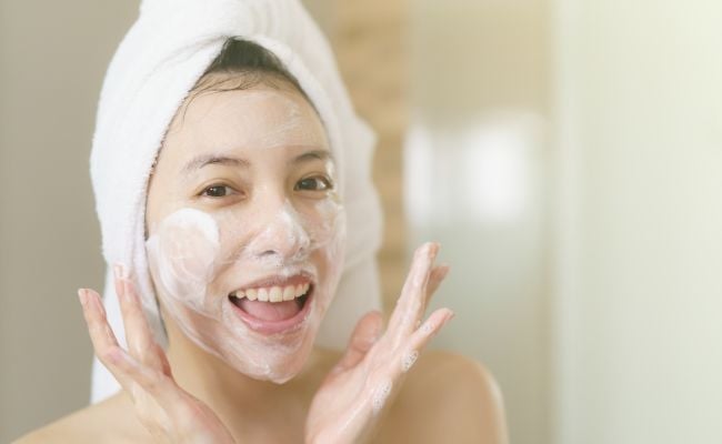 cách chọn sữa rửa mặt cho da khô phù hợp