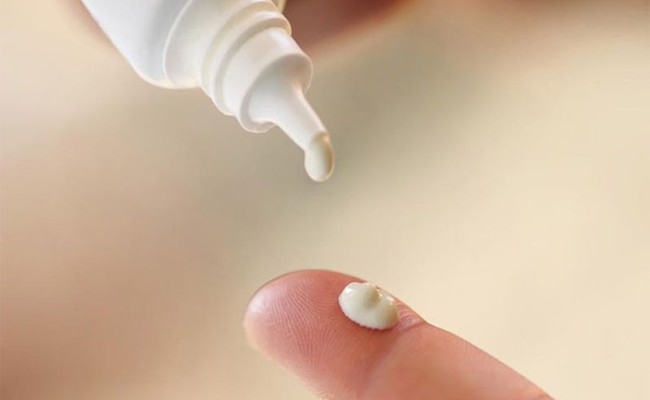 Điều trị mặt nổi mụn trắng nhỏ bằng thuốc bôi không kê đơn