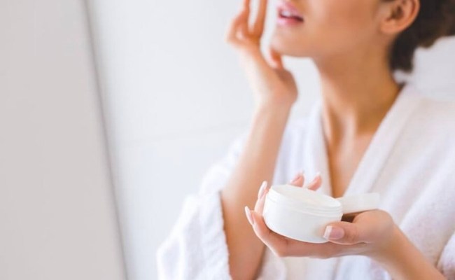 Sử dụng kem dưỡng ẩm trước hay sau kem trị mụn?