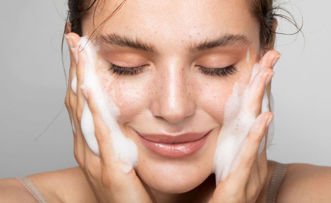 chăm sóc da hỗn hợp thiên dầu bằng sữa rửa mặt
