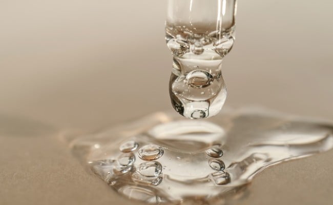 Hướng dẫn kết hợp Vitamin C và Hyaluronic Acid chăm sóc da hiệu quả