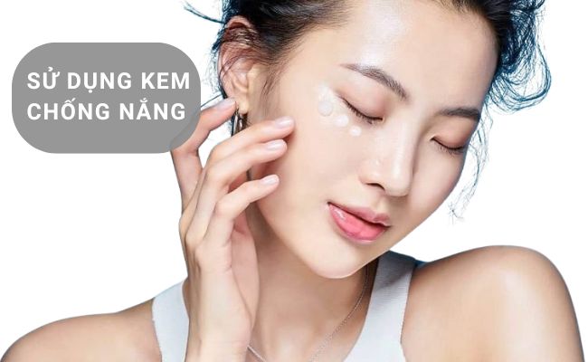 Bôi kem chống nắng hạn chế da bị sạm màu