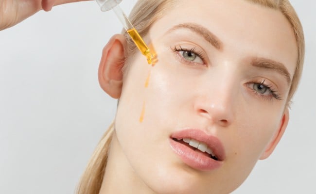 Kết hợp serum vitamin C và kem dưỡng chứa HA