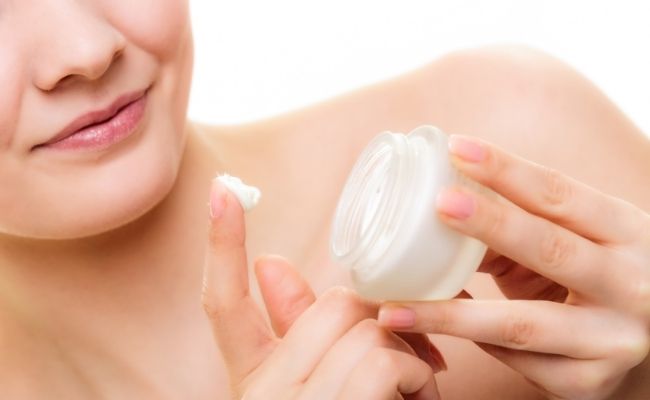 Da thường có thể sử dụng moisturizer chứa dầu nhẹ nhàng