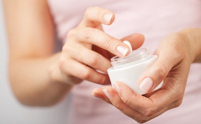 Sử dụng thuốc uống, sản phẩm bôi trị mụn li ti không kê đơn
